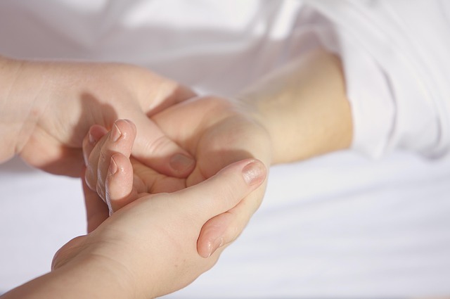 Mano ustionata: come intervenire in modo corretto